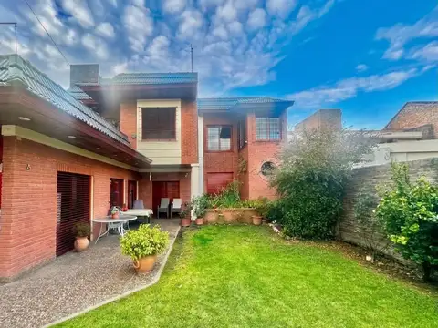 CASA 4 AMB EN VENTA CON PILETA Y PARQUE EN LOMAS