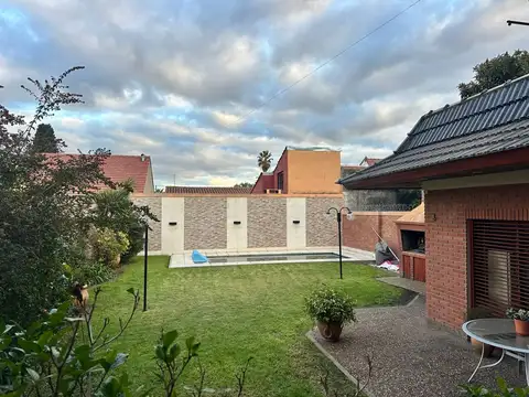 Casa en Venta con 2 cocheras