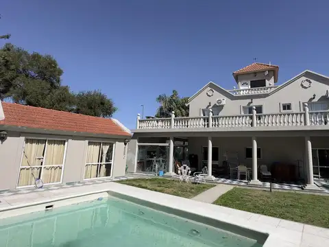 VENTA – Casa de 4 dormitorios con pileta en Los Cielos, Valle Escondido