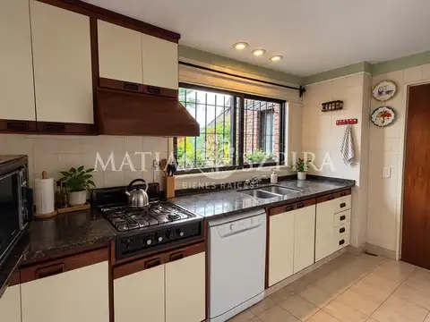 Casa en Venta con 2 cocheras