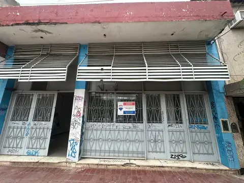 Venta de propiedad con locales en calle Urquiza 68