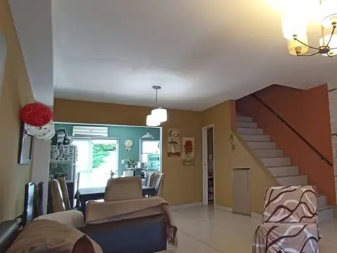 Casa 4 ambientes con 2 baños