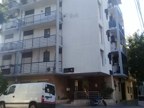 Flores. En Alquiler Monoambiente al Frente con Balcon