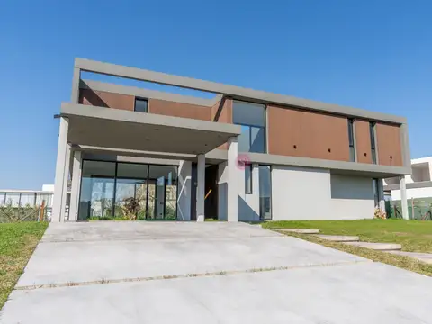 Casa 6 ambientes con 4 baños