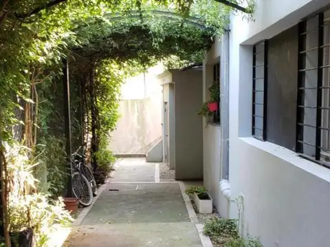 departamento  de 2 ambientes con patio / entrada sobre centanario pasillo a fdo (disp feb24)