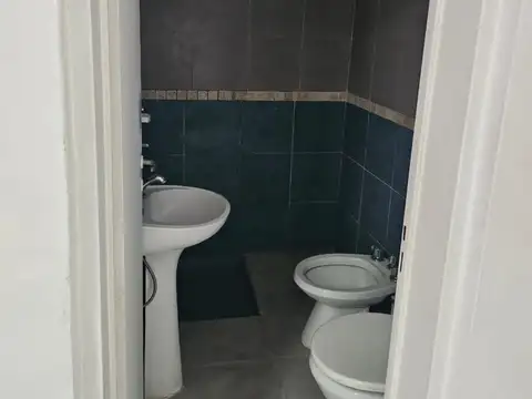 departamento  de 2 ambientes con patio / entrada sobre centanario pasillo a fdo (disp feb24)