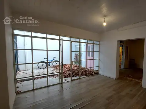 Casa en PB, 3 Amb. con Cochera y Patio (Ideal Mejoras o Uso Comercial)
