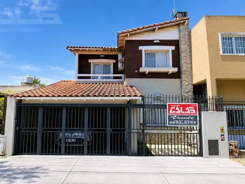 Venta Casa moderna 4 ambientes con piscina climatizada en la mejor zona de Castelar Norte