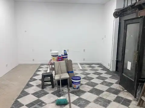 LOCAL CON VIDRIERA BAÑO COCINA Y ESPACIO AEREO PROPIO