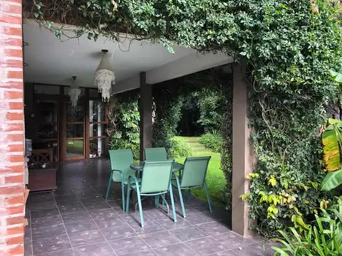 Casa en Venta con 3 cocheras