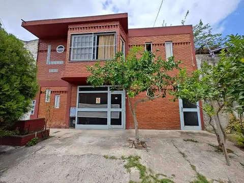 Inmueble con 3 departamentos y un duplex en G. Laferrere