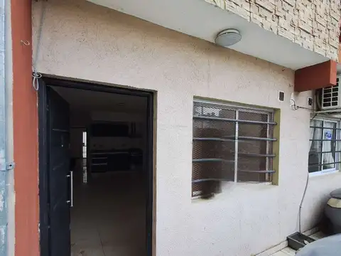 Thames 3700, Piso PB