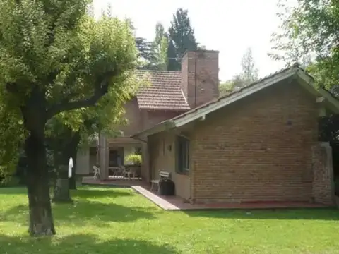 Venta de casa 6 Ambientes con lote 2700mts en Parque Leloir.