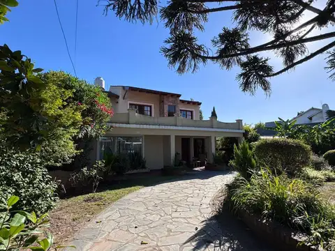 GRAN CASA FAMILIAR CON PARQUE Y PILETA DE 231M2