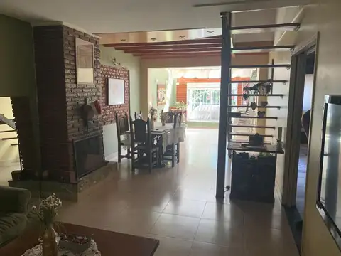 Casa 6 ambientes con 4 baños