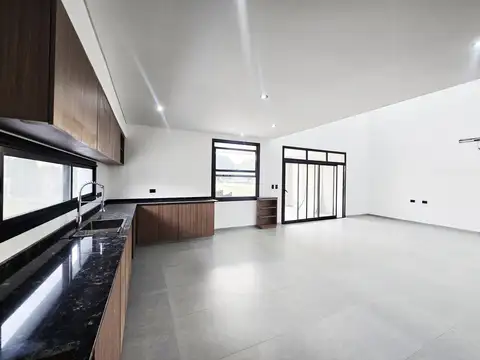 Casa en Alquiler al Oeste