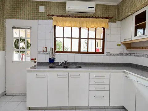 Venta de Casa 3 ambientes Con Cochera, Patio y Parrilla en Flores