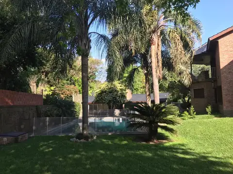 Casa en Alquiler con 2 cocheras