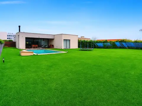 Casa en venta San Sebastián 4 ambientes con Pileta