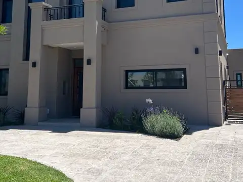 Casa 5 ambientes con 2 baños