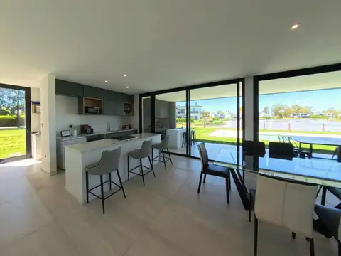 Casa 4 ambientes con 2 baños