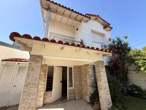 Casa 4 ambientes con cochera y patio en Wilde