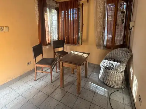 Casa 8 ambientes con 2 baños