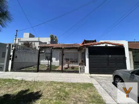 Casa en venta - 3 Dormitorios 3 Baños - 322Mts2 - Wilde, Avellaneda