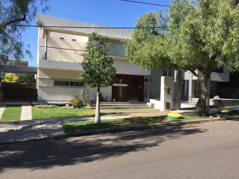 Casa en Barrio Dalvian, 3/4 Dormitorios, 3 Baños, Cochera, Piscina, Crédito