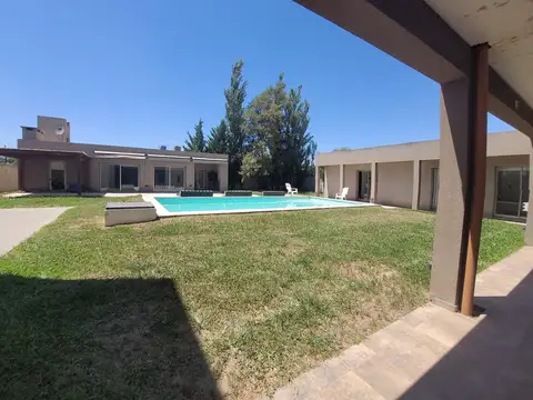 Casa en Alquiler con 3 cocheras