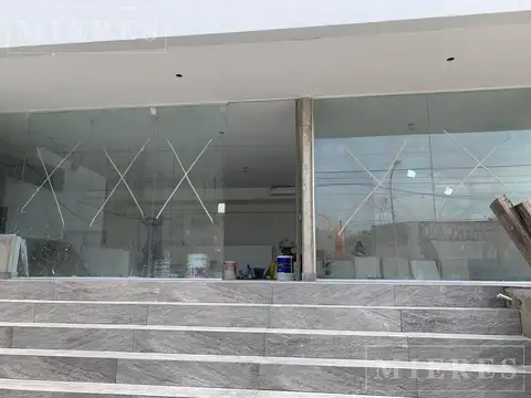 Excelente local en venta sobre Av. Cazón en Tigre Centro.