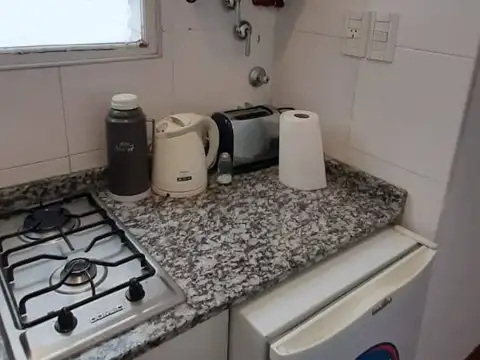 MONOAMBIENTE CON COCINA SEPARADA, BALCÓN, EN UN SEGUNDO PISO POR ESCALERA EN SAN TELMO MUY LUMINOSO