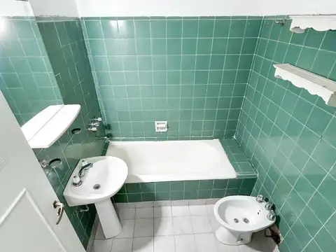 Departamento de 3 ambientes en P.B. al frente a mts Carabobo