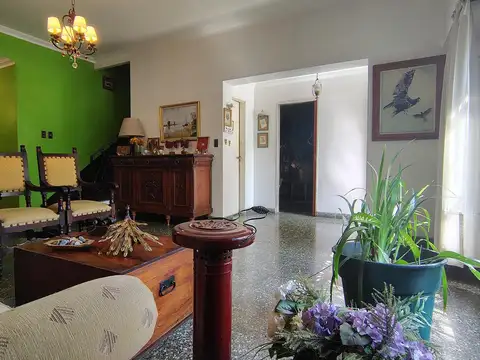 Venta Casa 5 ambientes en Haedo sur. Lote propio.