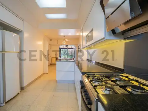 Casa en Venta con 3 cocheras