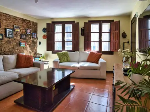 Casa 8 ambientes con 4 baños