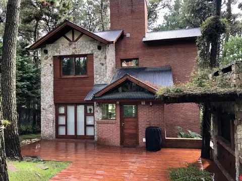 Excelente Residencia de 3 niveles, ubicada en un entorno natural único