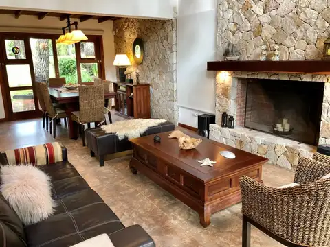 Excelente Residencia de 3 niveles, ubicada en un entorno natural único