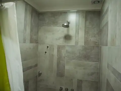 Casa 7 ambientes con 2 baños