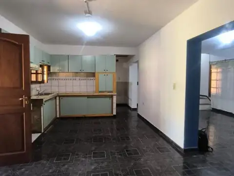 Casa en Alquiler con 2 cocheras
