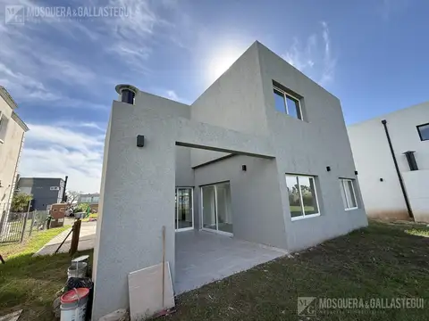Casa en Venta en Pilar del Este - Santa Lucia, USD 198.000