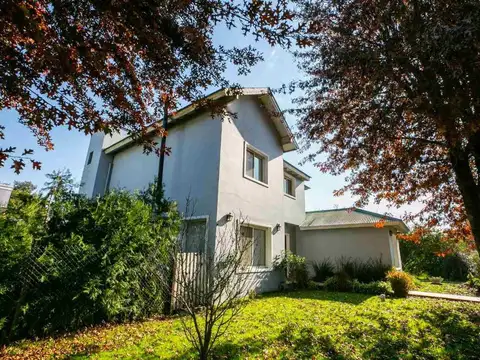 Casa 6 ambientes con 2 baños