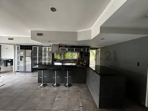 Casa 6 ambientes con 2 baños