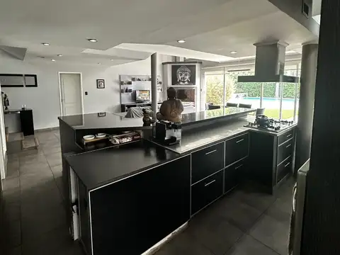 Casa 6 AMBIENTES con QUINCHO, PARRILLA, PISCINA, JARDÍN, TERRAZA, COCHERAS Y BODEGA en Barrio SANTA