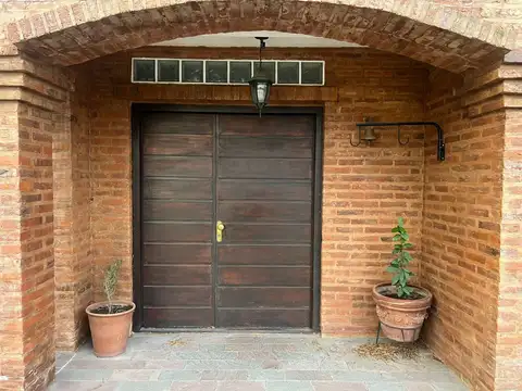 Casa 8 ambientes con 5 baños