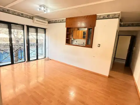 VENDE DEPTO 2 AMB AL FRENTE, EN EL CORAZON DE VILLA DEL PARQUE  - APTO CREDITO 