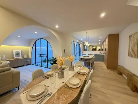 VENTA: casa de tres dormitorios, dos cocheras, patio, quincho y pileta. Barrio Lourdes, Rosario
