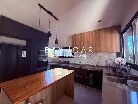 Casa en Alquiler con 2 cocheras