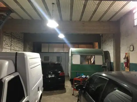 GALPON/DEPOSITO, 2 DEPTOS. Y CASA 3 AMBIENTES.