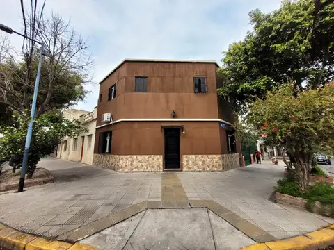 Hermosa Casa de 4 Ambientes en Esquina C/ 2 Baños en Suite y Terraza. a Pocas Cuadras del Parque Chacabuco!